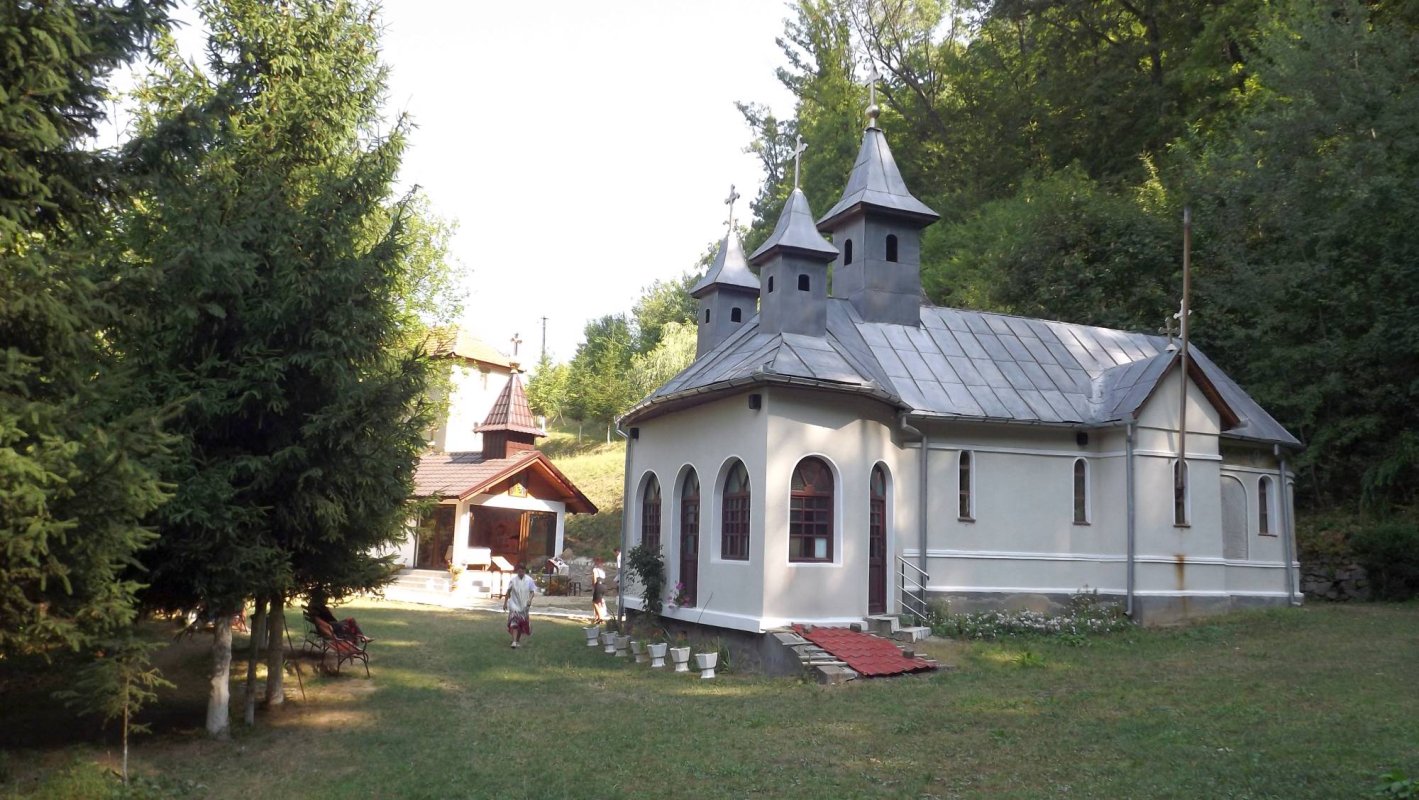 Înălţarea Sfintei Cruci, sărbătorită la Mănăstirea din deal a Feredeului 69605