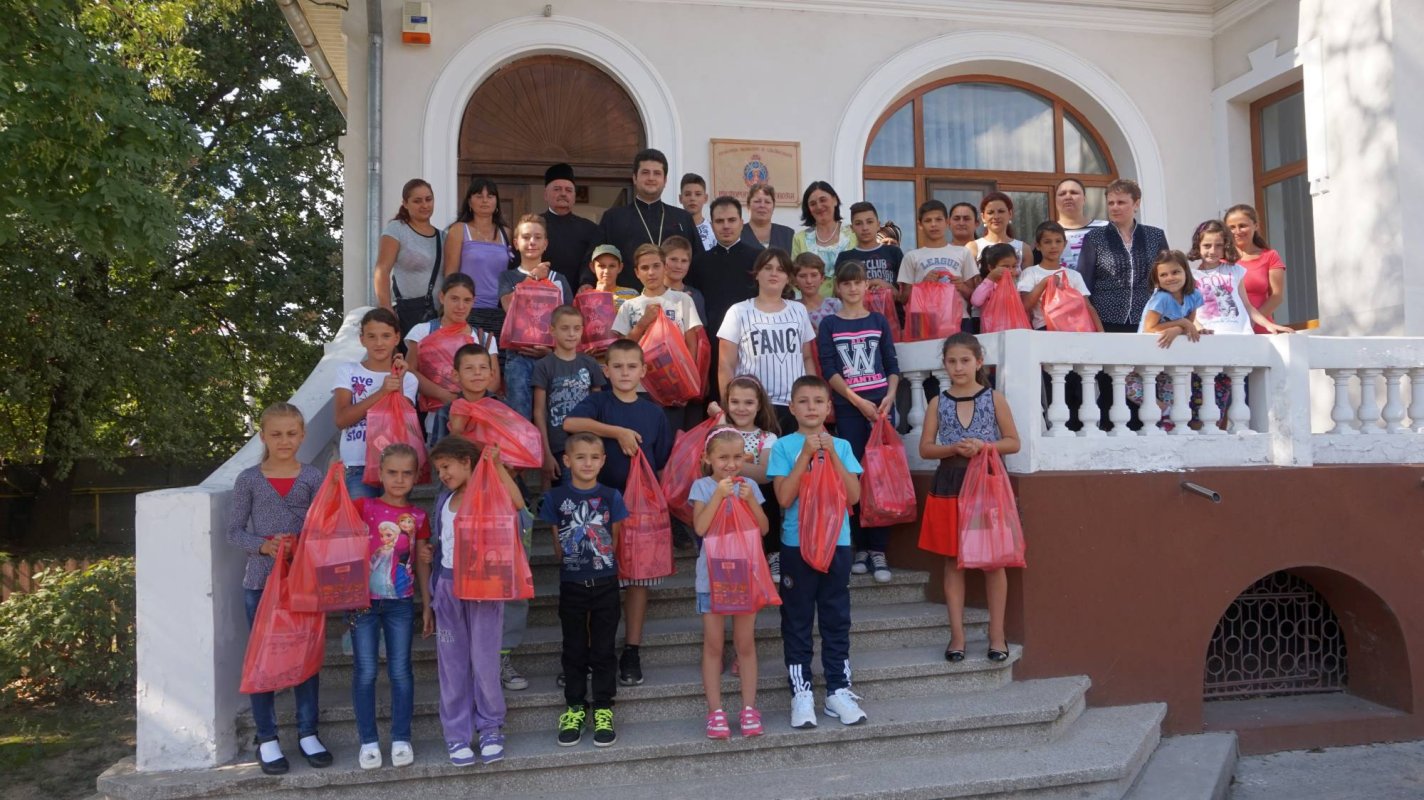 Rechizite pentru elevi din partea parohiilor din Slobozia 69611