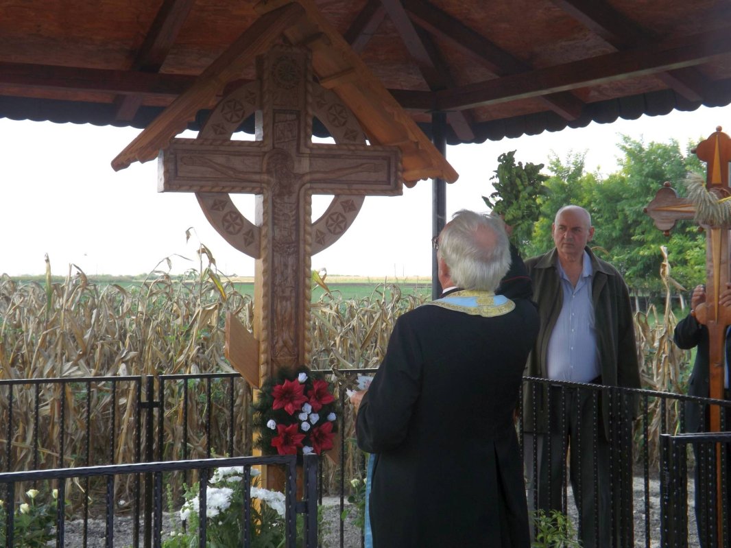 Sfinţirea unei noi troiţe în Parohia Şimand 69606