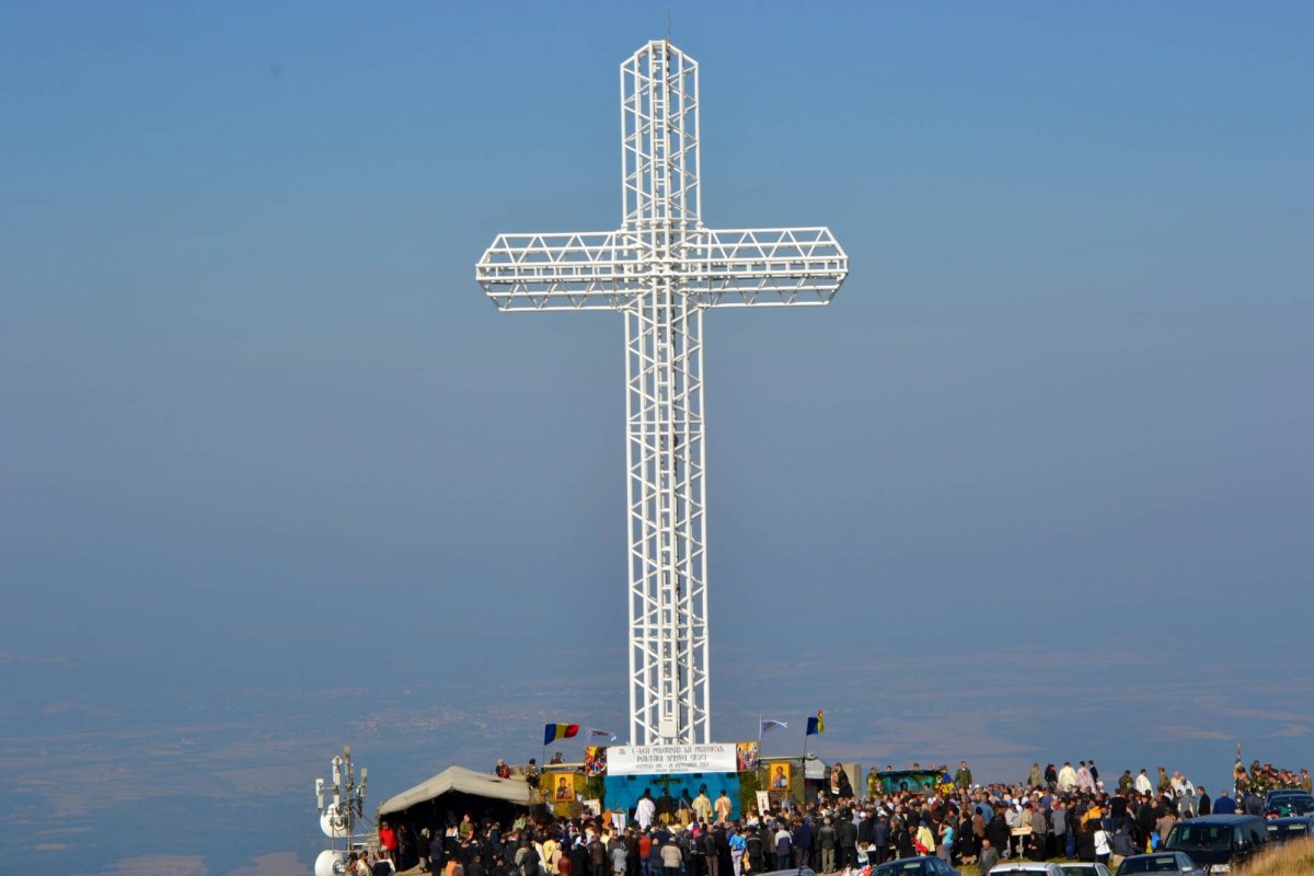 Zece ani de pelerinaj la crucea de pe Muntele Mic 69612