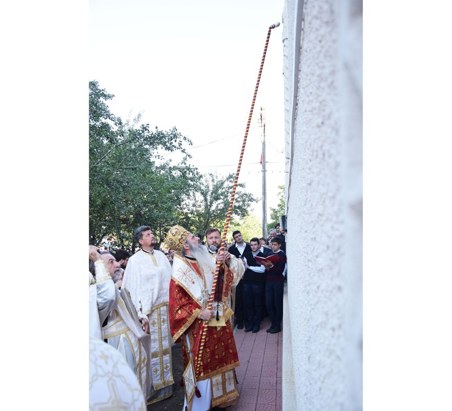 Sfinţire de biserică în localitatea Zaboloteni, comuna Trifeşti 69495