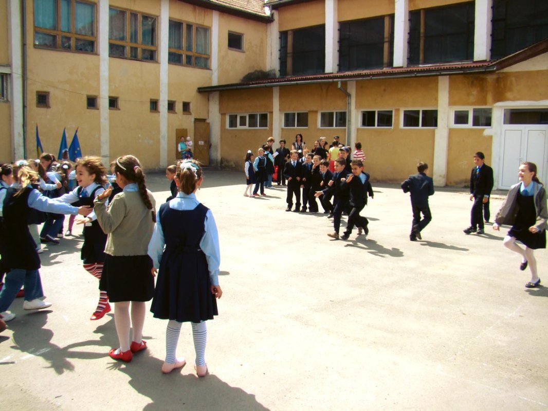 Tot mai multe şcoli păzite sau supravegheate video 69494