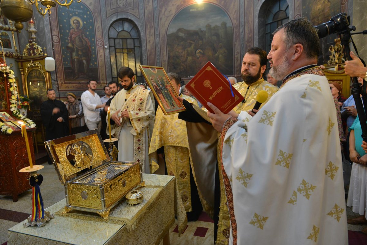 Moaștele a trei sfinți în Biserica Izvorul Nou 69411