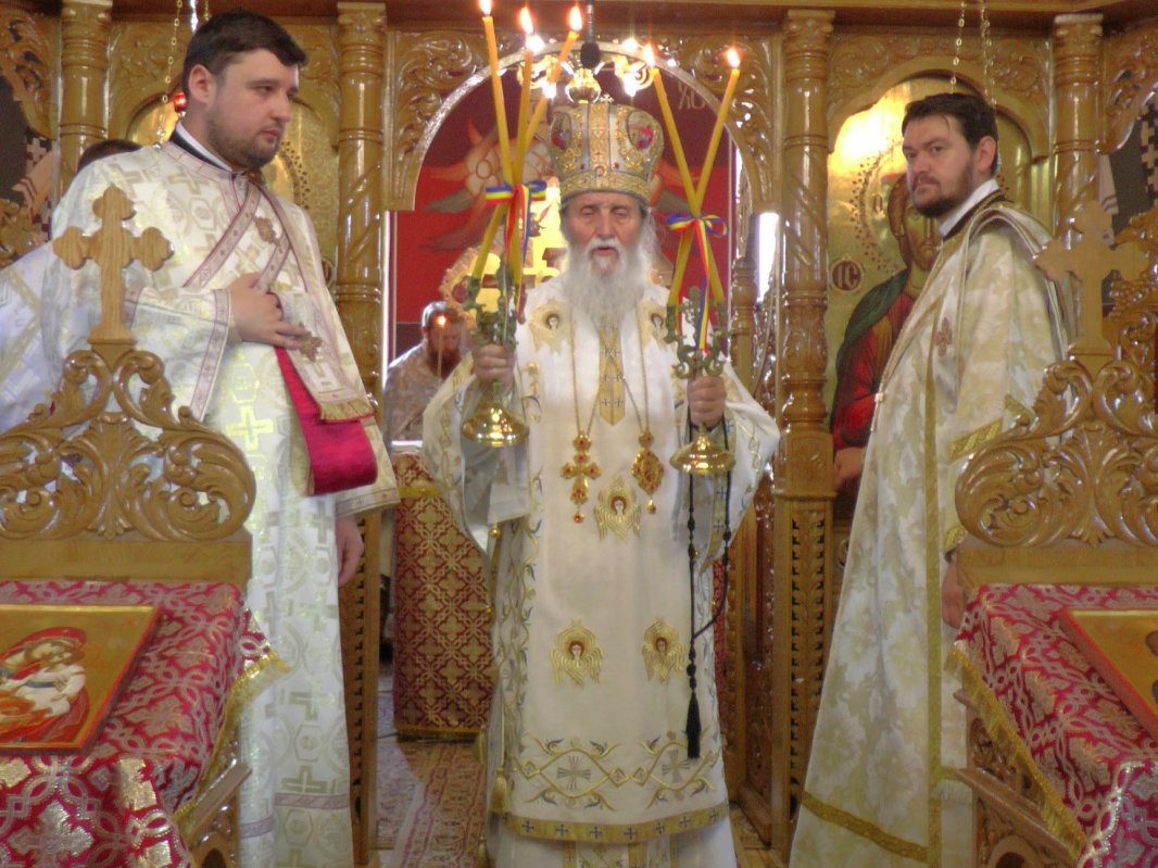 Slujbă de resfinţire şi Liturghie arhierească în cartierul sucevean Burdujeni 69324