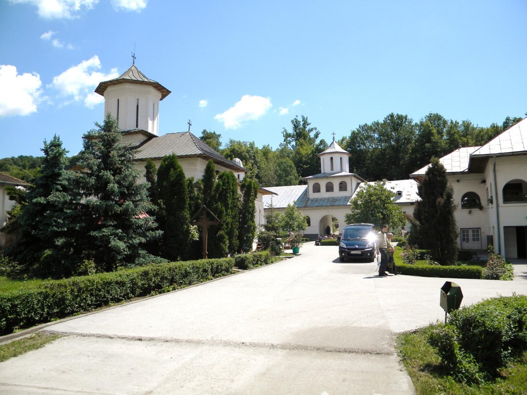 Hram de tradiţie la Mănăstirea Strâmba Jiu 69270