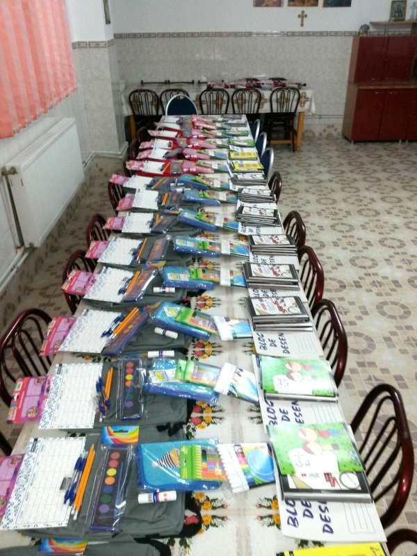 Rechizite pentru elevi din partea Parohiei „Miron Patriarhul” 69252