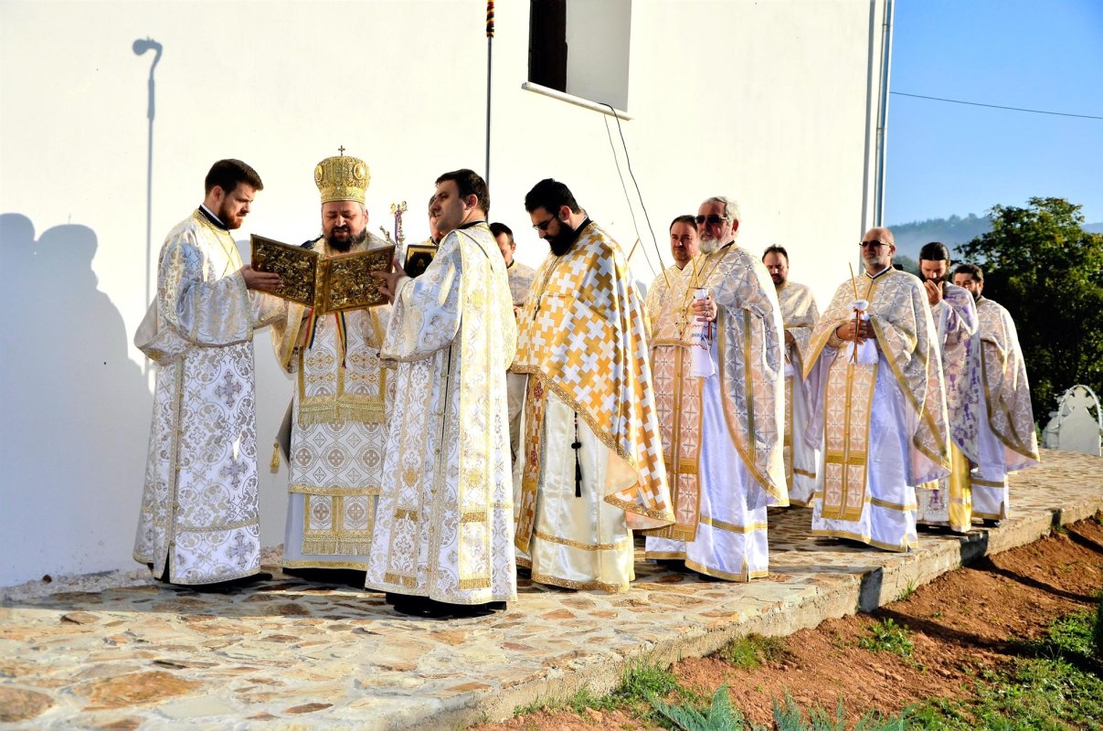 Slujire arhierească în localitatea hunedoreană Trestia 69219