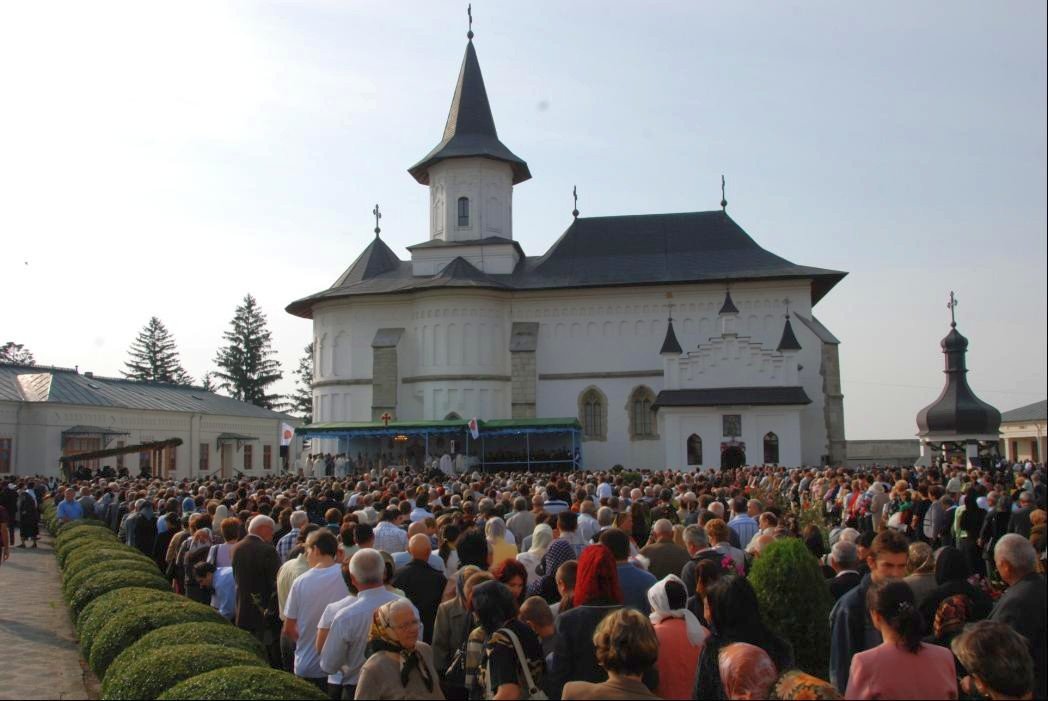 Hramul Catedralei Arhiepiscopale din Roman 69116