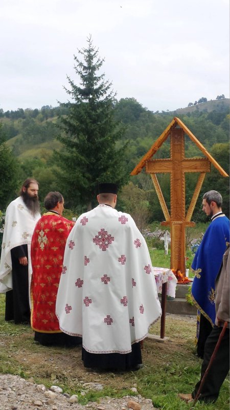Sfințire de troiță în Parohia Roșia Nouă 69126