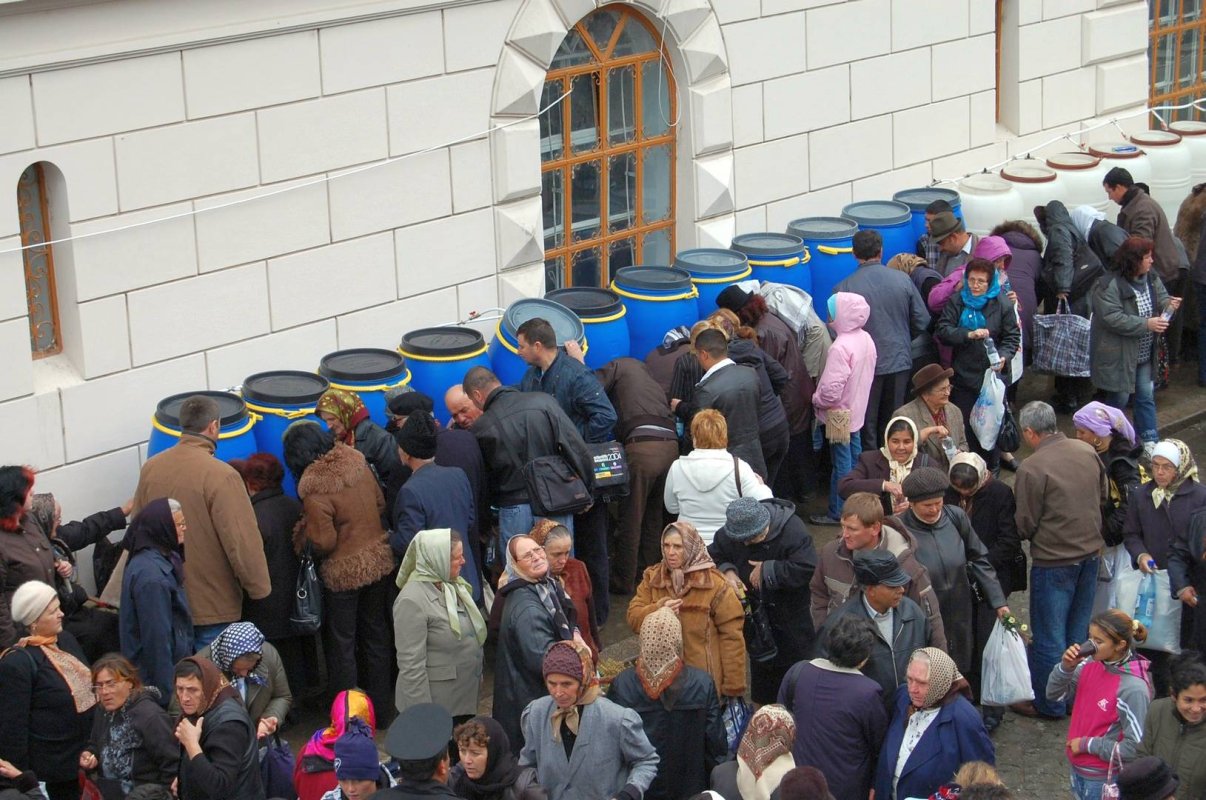 Agheasma mică pentru pelerinii de la Catedrala Mitropolitană 69017