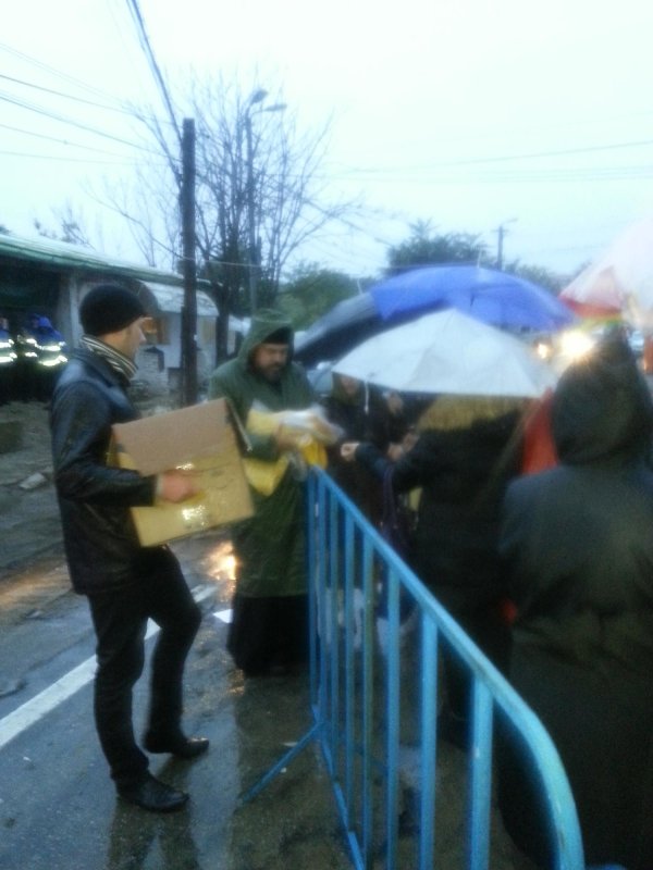 Pelerine de ploaie pentru credincioşii care stau la rând la Sfânta Parascheva 68953