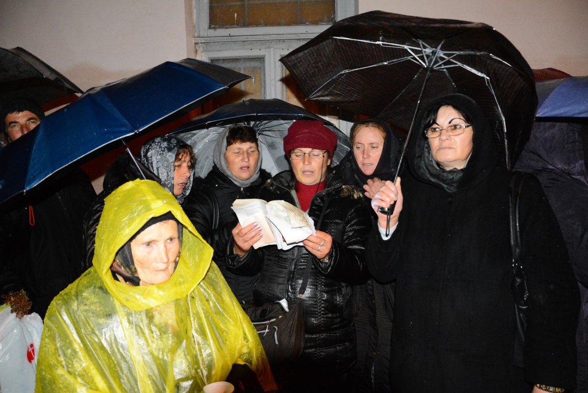 Rugăciuni şi cântări la rândul Sfintei Parascheva 68955