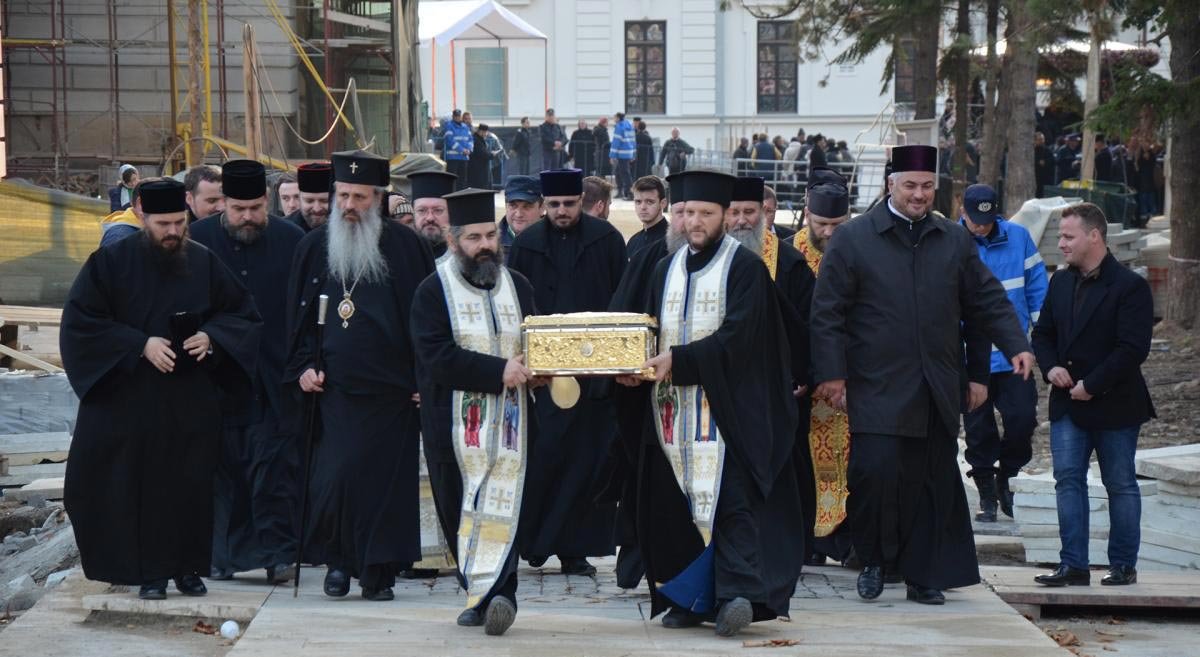 Pelerinii şi-au luat rămas-bun de la racla cu moaştele Sfântului Ioan Gură de Aur 68862