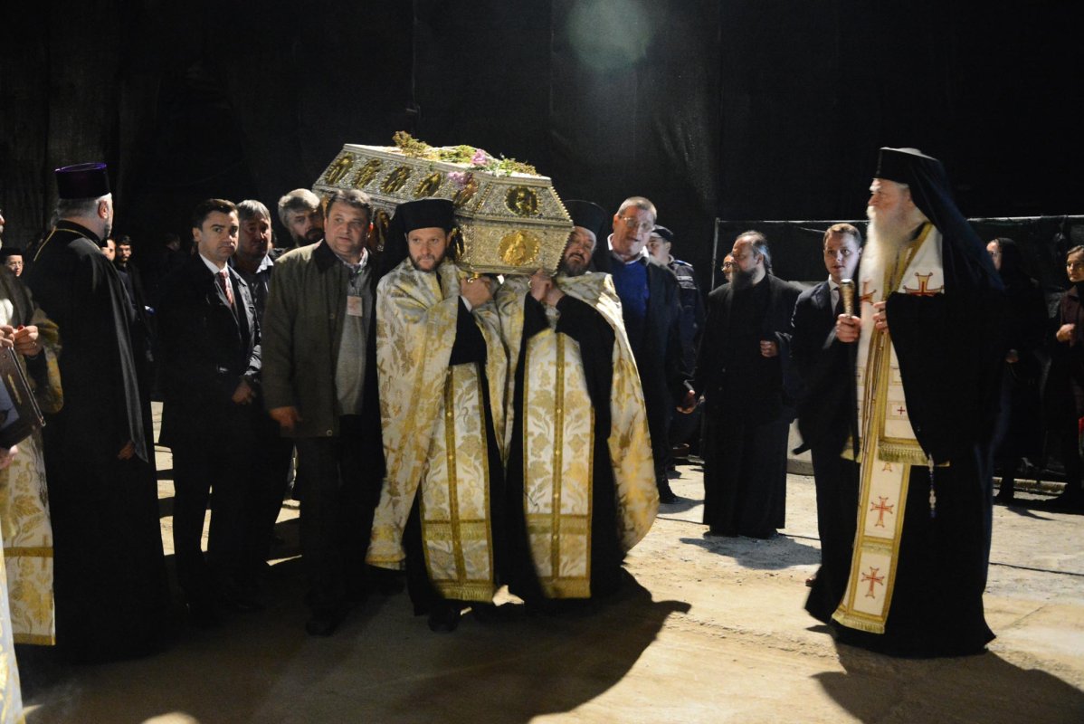 Racla cu moaştele Sfintei Cuvioase Parascheva, aşezată în Catedrala Mitropolitană din Iaşi 68834