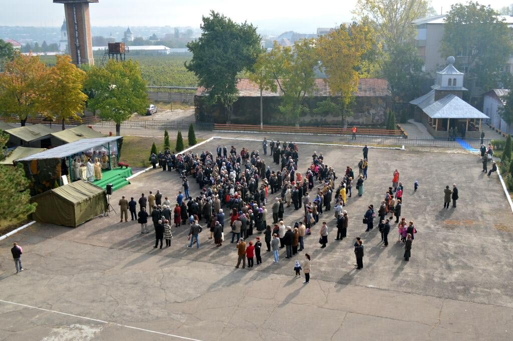 Altar de închinăciune la Unitatea Militară din Huşi 68785