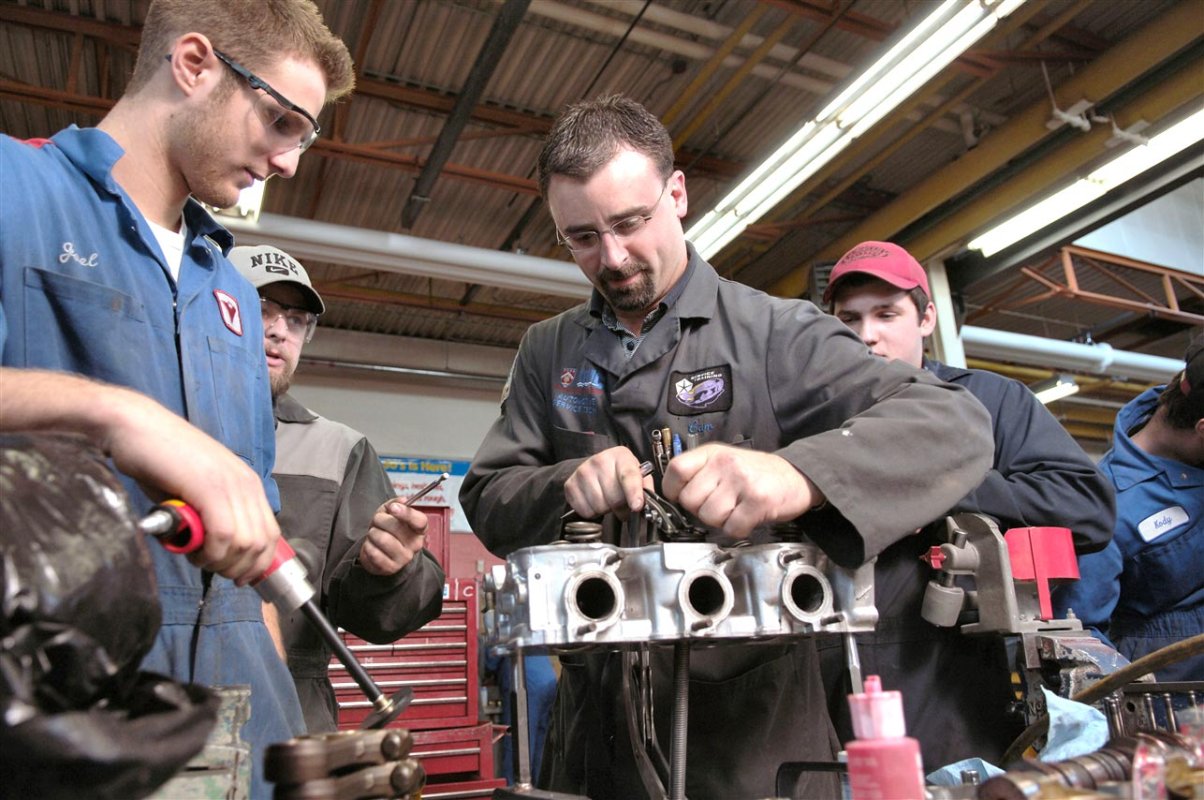 Tot mai mulţi elevi aleg şcolile de meserii 68781