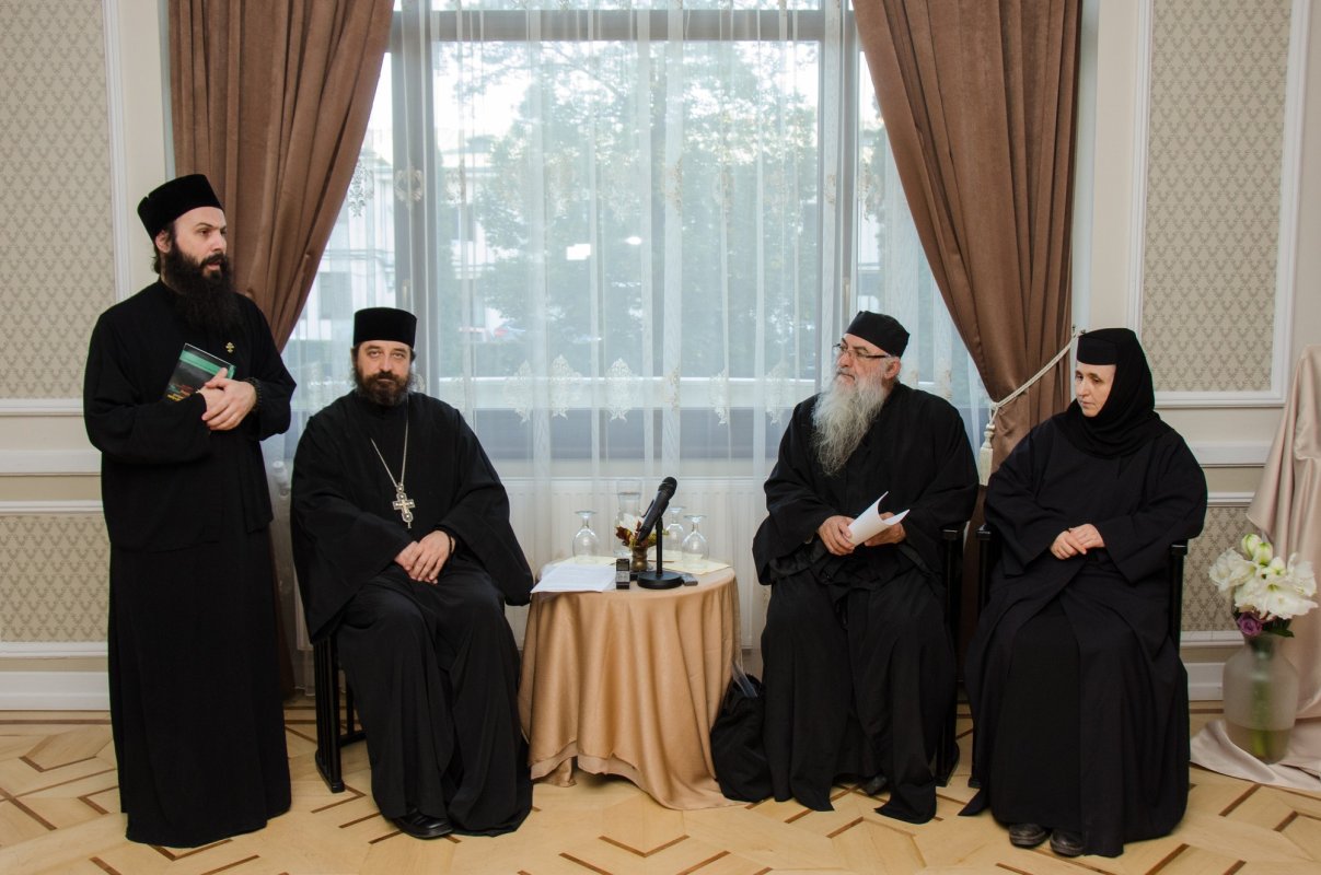 „Rugăciunea îi face pe lucrătorii ei prieteni ai Crucii și părtași bucuriei și binecuvântării Învierii” 68645