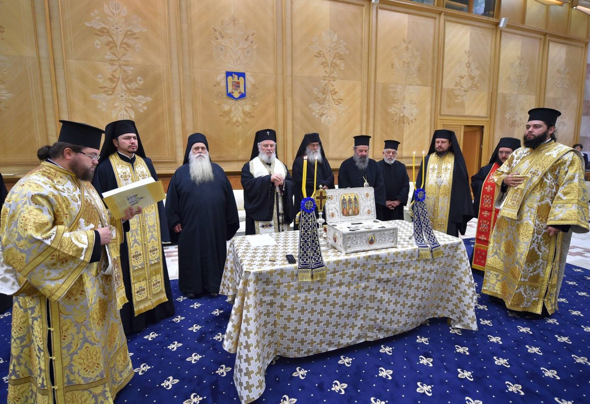 Moaștele Sfinților Trei Ierarhi au fost aduse la București 68663