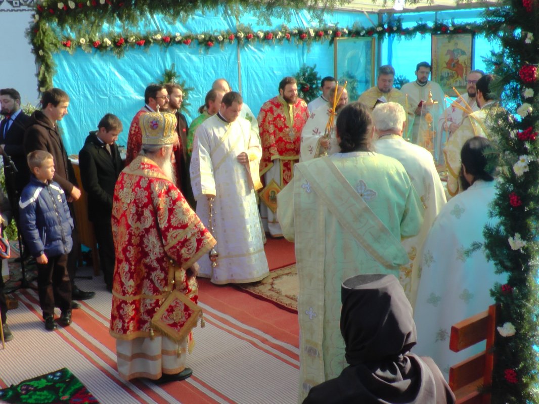 Slujbă arhierească la hramul Mănăstirii „Sfântul Mare Mucenic Dimitrie” din Vatra Dornei 68601