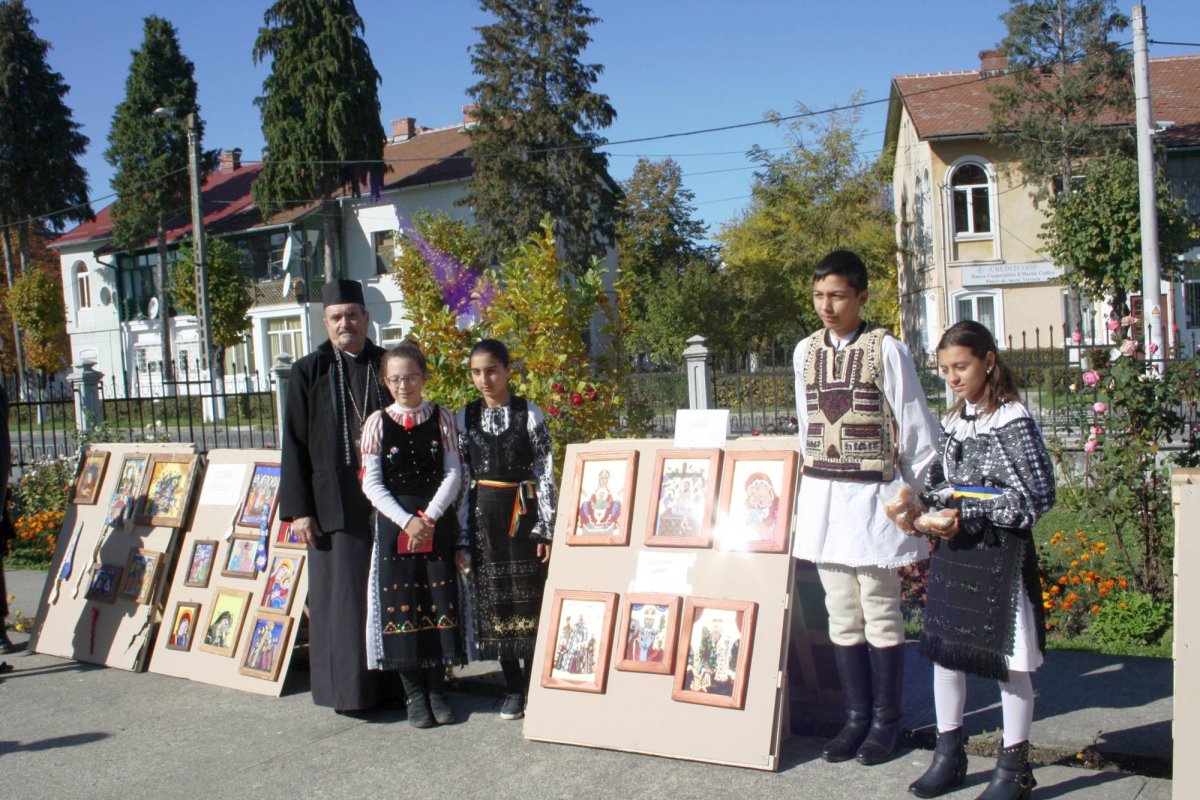 Expoziţie de icoane pe sticlă la Victoria, judeţul Braşov 68592