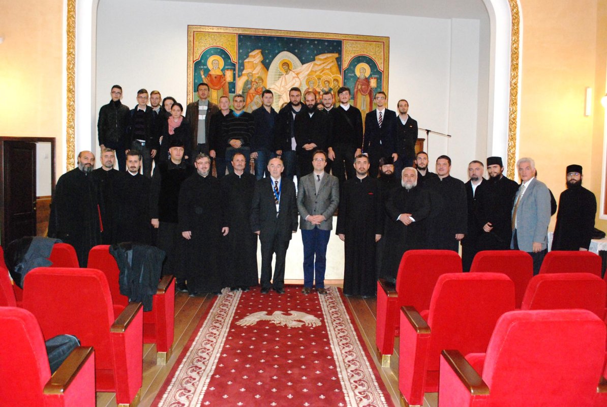 Dezbatere academică pentru studenţii teologi 68446