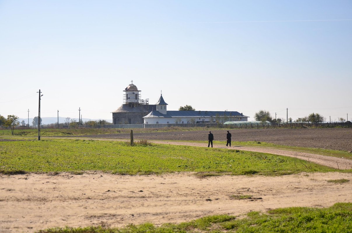 Hagieni, mănăstirea la capăt de punte 68403