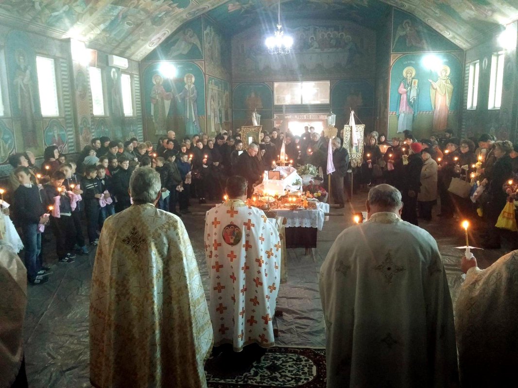 Rugăciune şi comuniune la Oneşti 68369