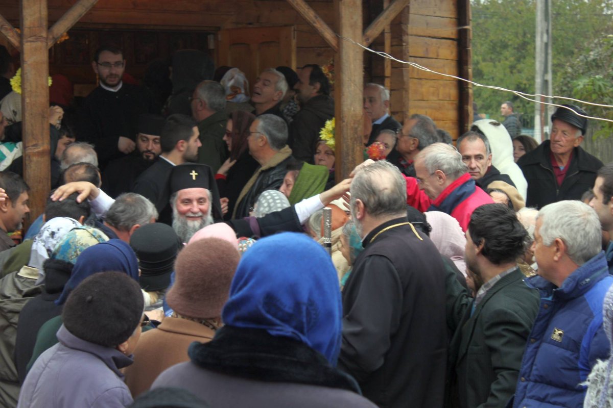 Liturghie arhierească la Altarul bisericii din Branişte-Dolj 68293