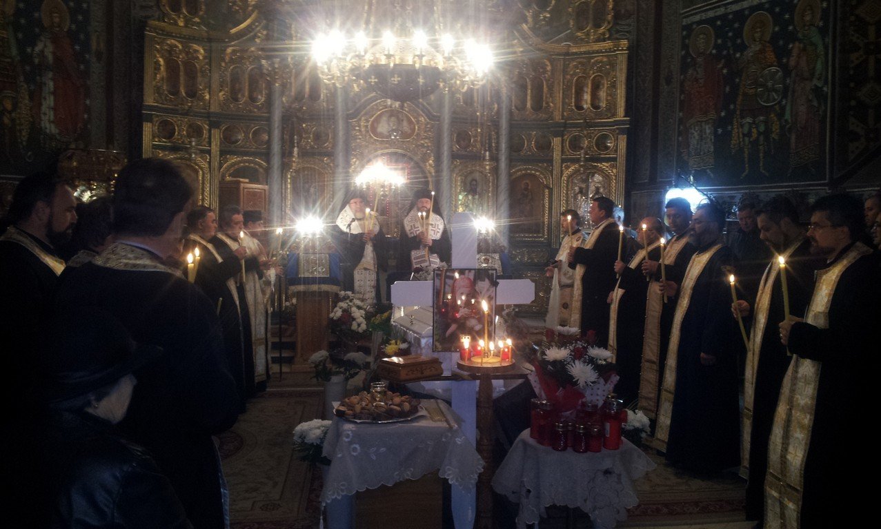 Rugăciuni în Eparhia Romanului şi Bacăului pentru doi tineri decedaţi în Clubul Colectiv 68287