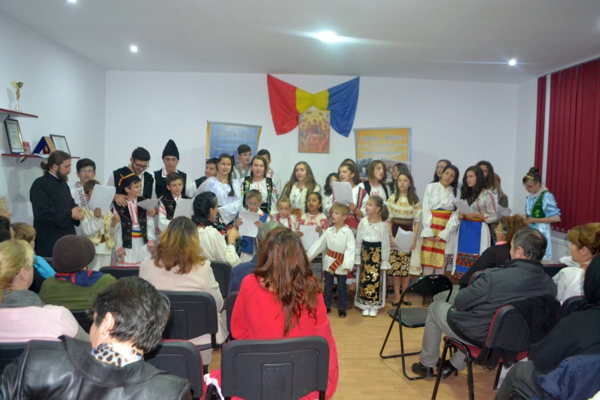 Comuniune euharistică în biserica satului 68272