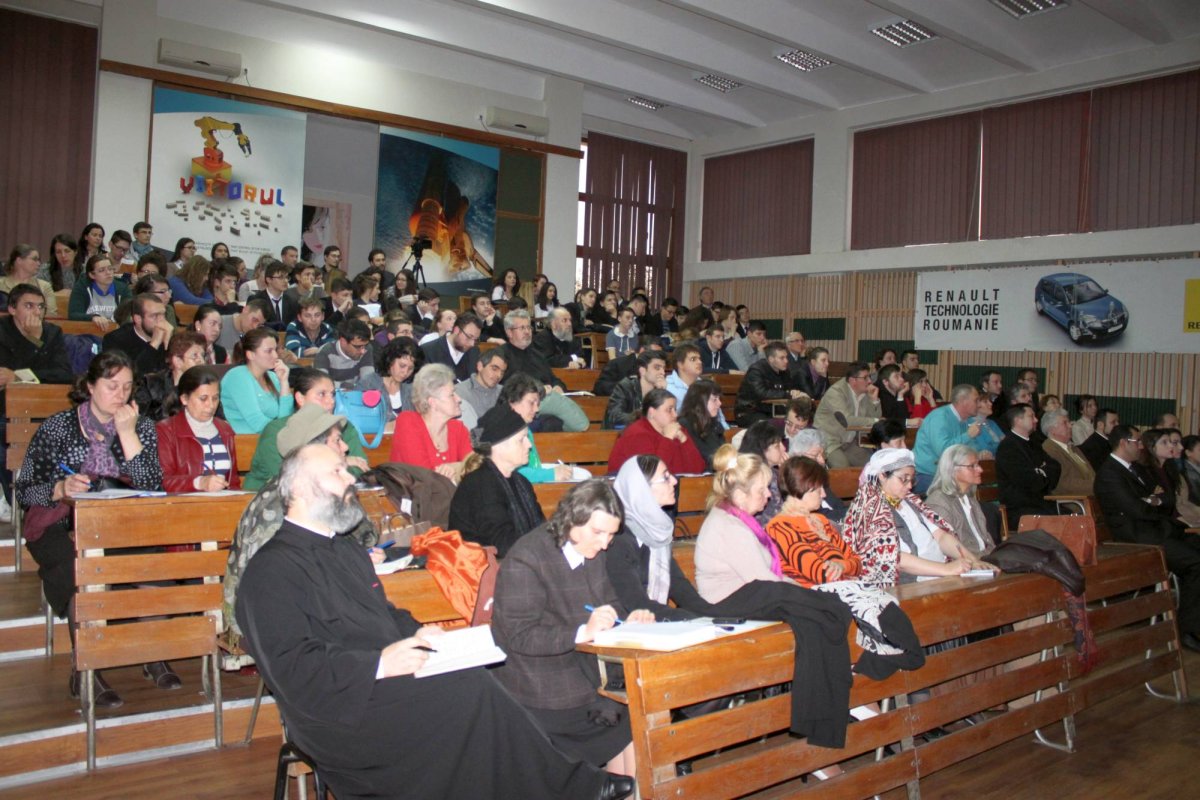 Conferinţă susţinută  de Sabina Ispas la Galaţi 68170