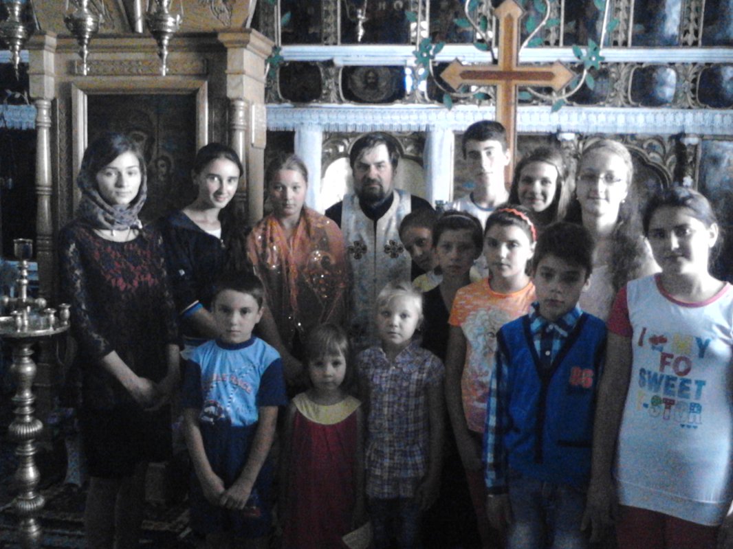 Tinerii din Nicşeni, implicaţi în viaţa parohiei 68128