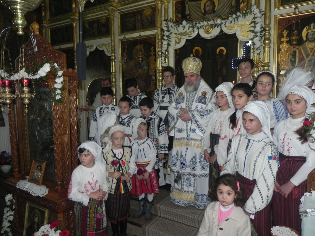 Liturghie arhierească în Parohia Dealu Nou din Protopopiatul Bacău 68023