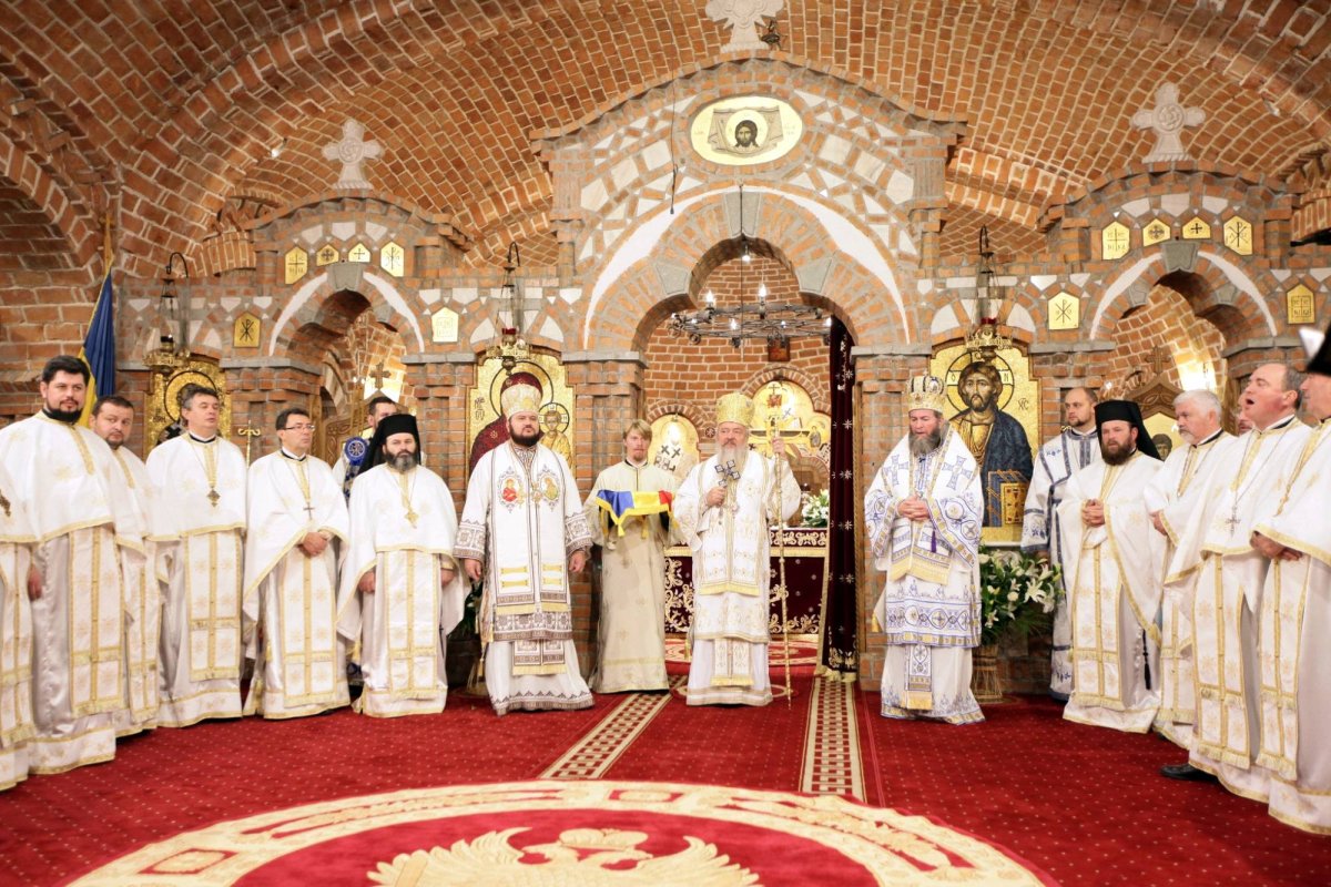 Slujiri arhiereşti la praznicul Intrării Maicii Domnului în Biserică 68025