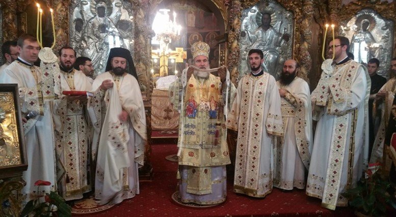 Binecuvântare arhierească la catedrala din Roman 68001