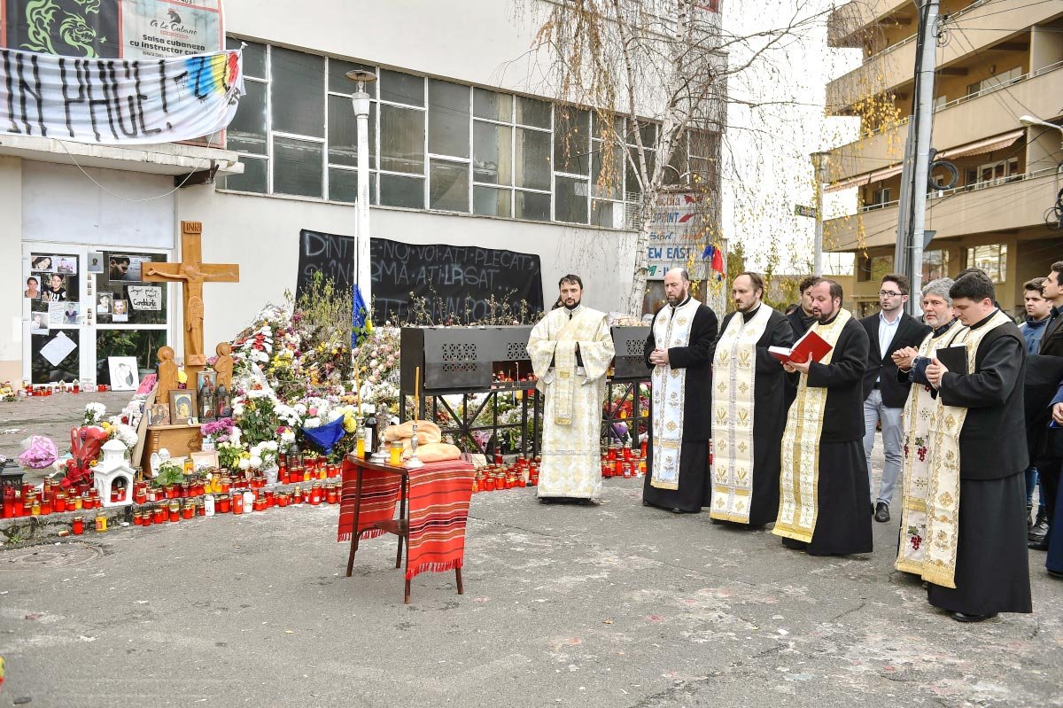 Slujbă de pomenire pentru tinerii decedaţi în incendiul de la clubul Colectiv 67880