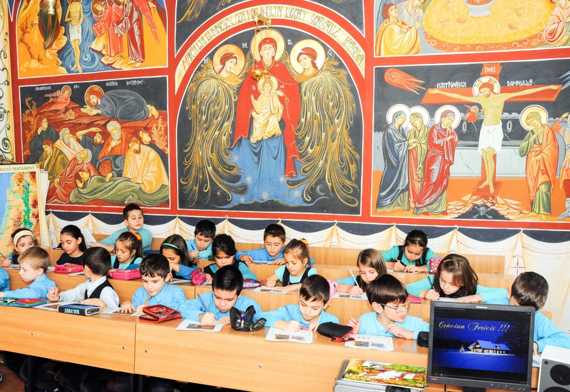 Şcoala şi Biserica, împreună şi de Crăciun 67823