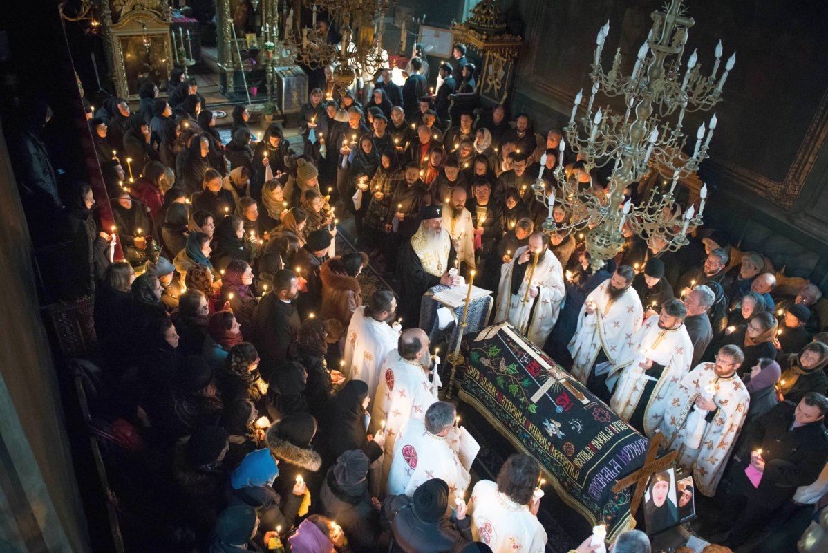 Sâmbătă, 5 decembrie, a fost săvârşită slujba de înmormântare a maicii Rafaela Urdă 67776