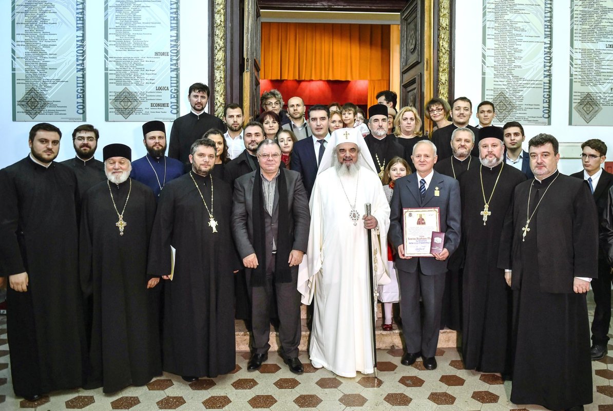 „Sfântul Nicolae în mijlocul copiilor” 67793