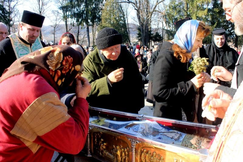 Zi de pelerinaj la Curtea de Argeş 67737