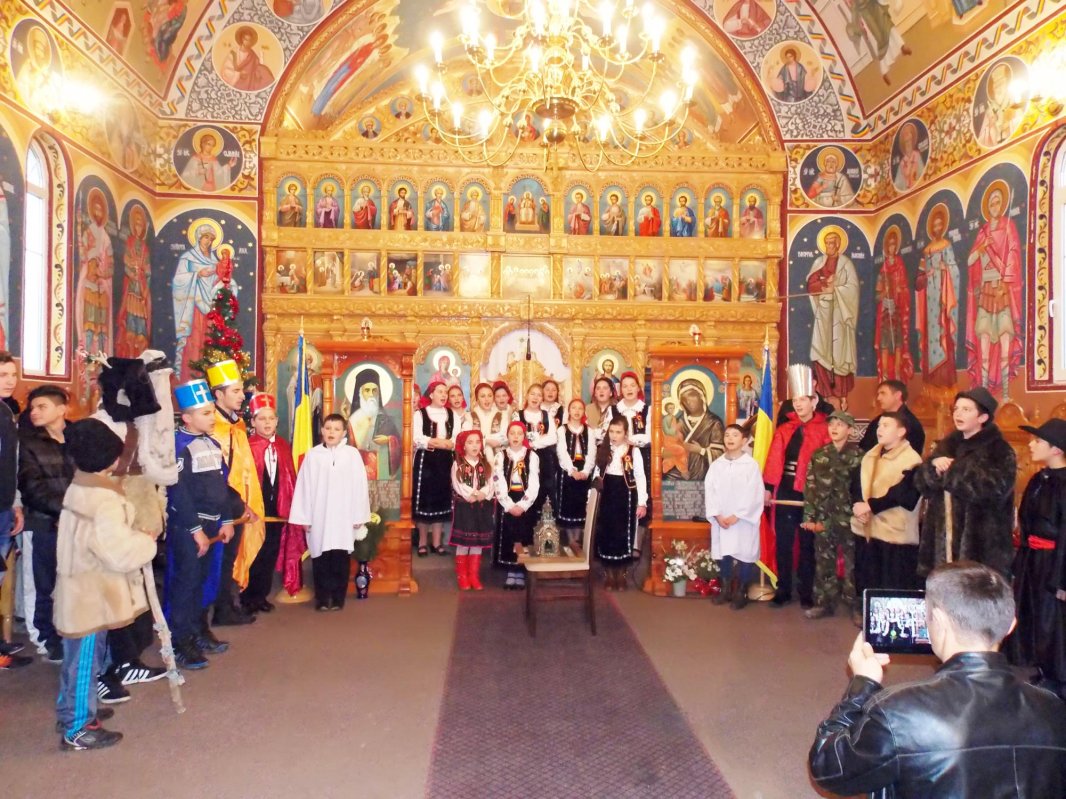 Naşterea Domnului vestită de colindători 67668