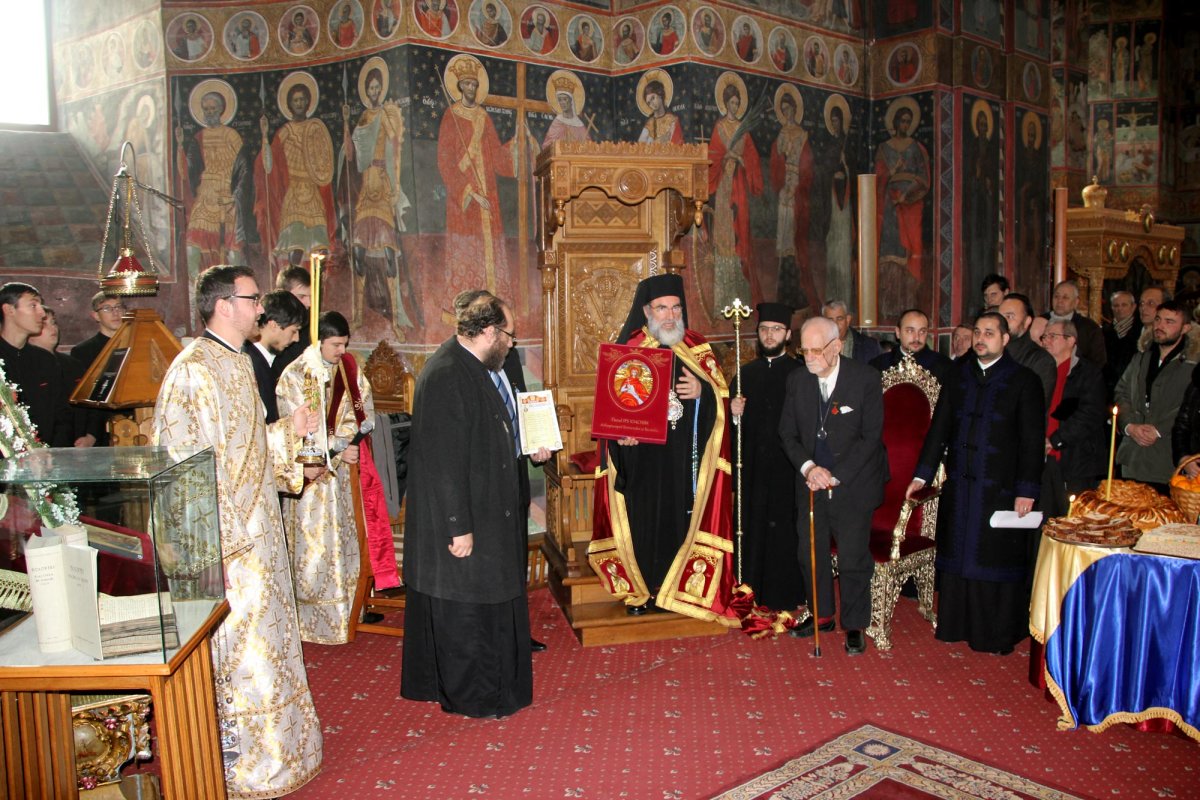 Academicianul Constantin Bălăceanu-Stolnici, decorat de IPS Ioachim 67616