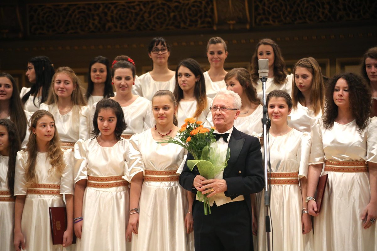 Dirijor de un sfert de veac al Corului „Symbol” 67597