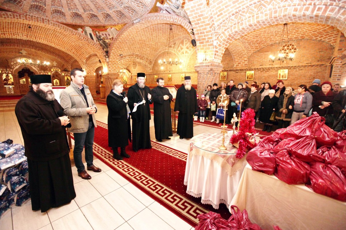 Sute de copii şi familii primesc daruri de Crăciun 67513