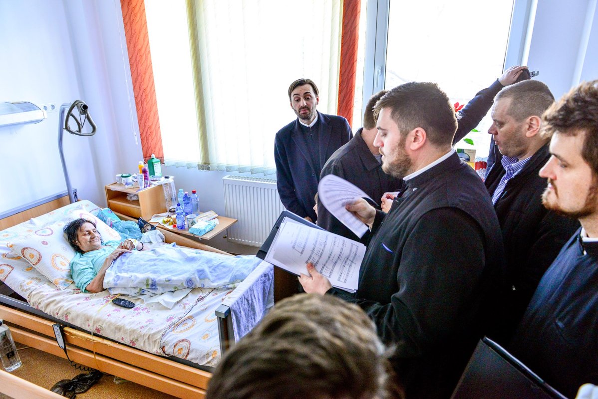 Colinde și daruri de Crăciun pentru cei suferinzi 67492