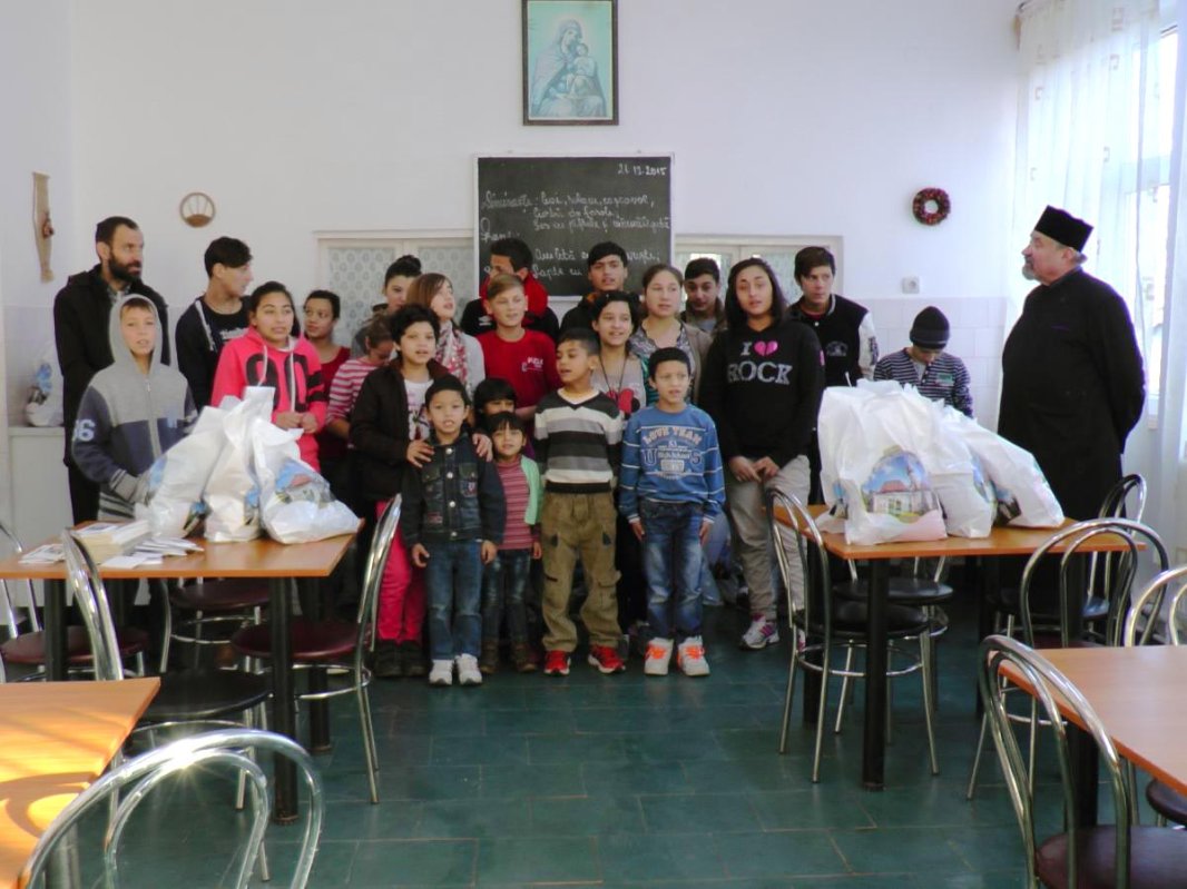 Daruri din partea Arhiepiscopiei Sucevei pentru copiii Centrului de plasament Solca 67385