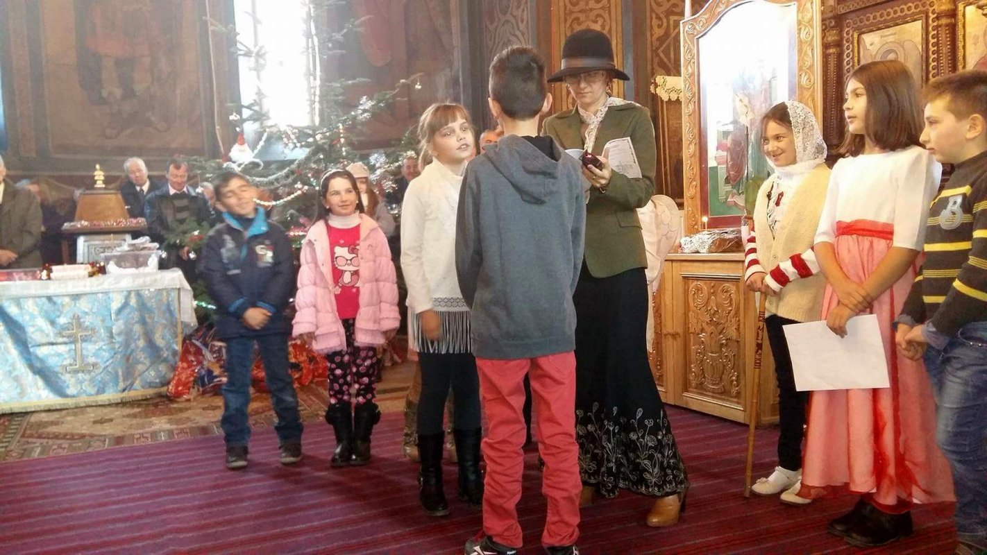 Bucuria colindelor și a darurilor la Trăisteni 67350