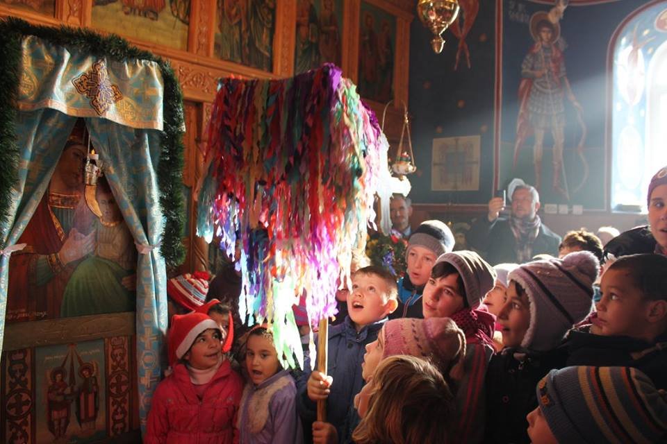 Colinde şi daruri de la Moş Crăciun, în două parohii băcăuane 67338