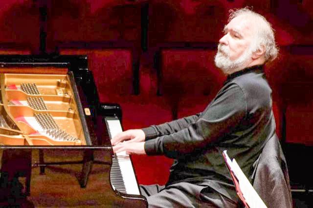 Pianistul Radu Lupu, decorat de Regina Angliei 67283
