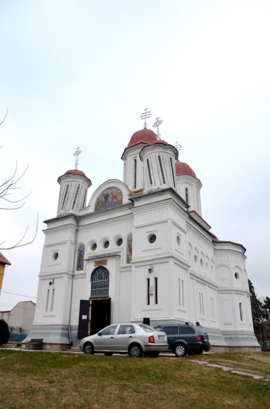 Biserici şi mănăstiri pregătite în ajun de praznic 67194